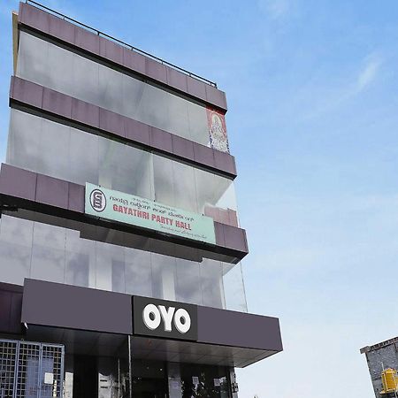 Oyo Flagship Gayathri Lodging & Boarding Hotel Bangalore Exterior photo