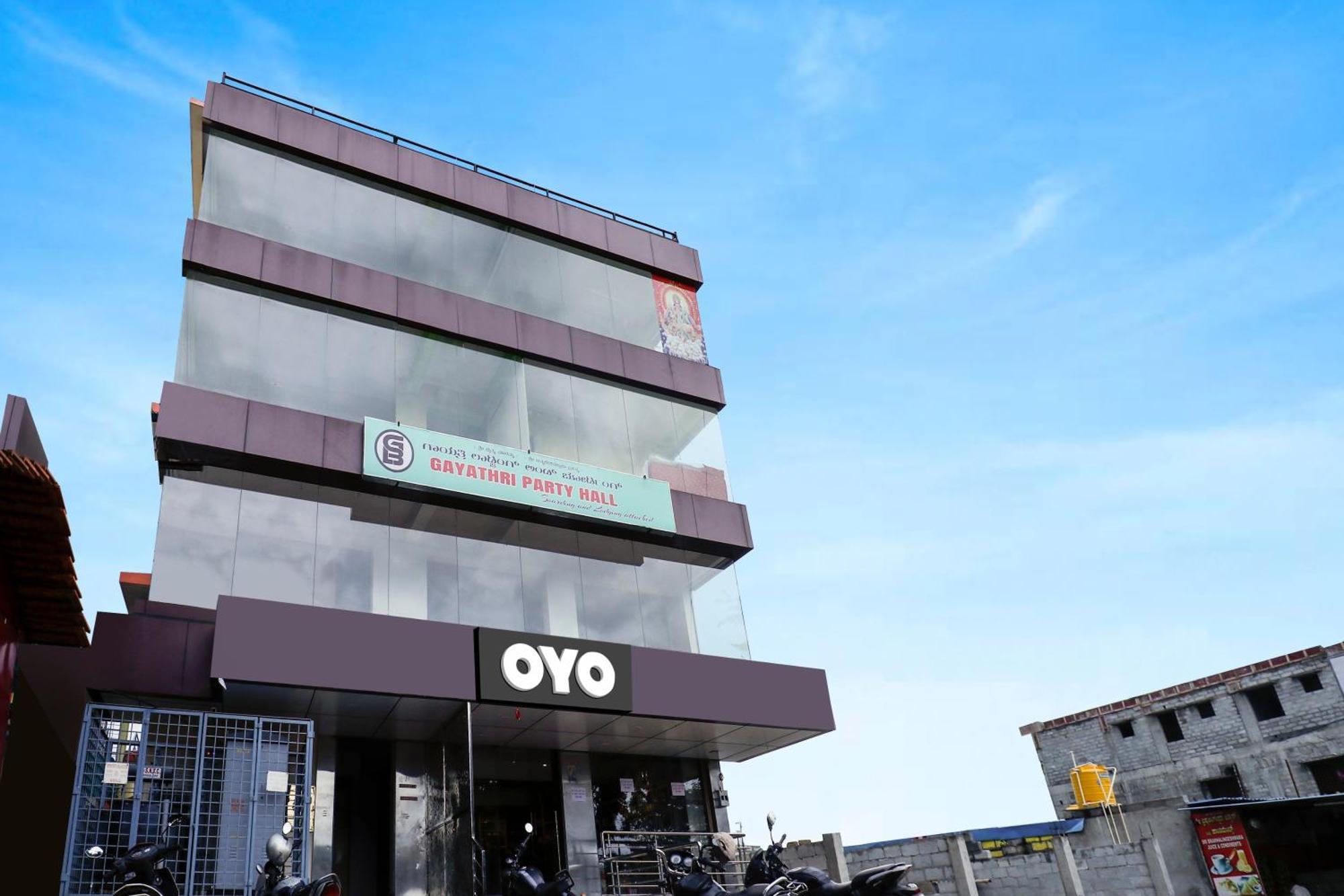 Oyo Flagship Gayathri Lodging & Boarding Hotel Bangalore Exterior photo